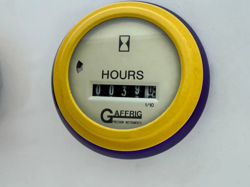 Slide: The Image of Hour meter reading 39.0 on a 2003 Sunsation 288 boat. - 22