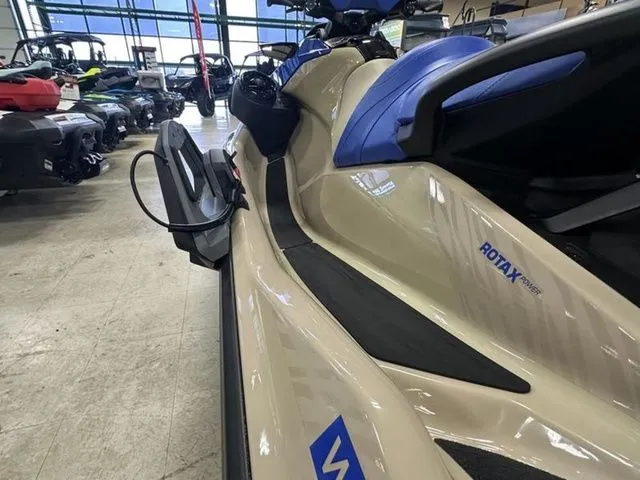 Slide: The Image of Sea-Doo Wake™ 170 BRP Premium Audio, iDF, iBR 2025 - 13