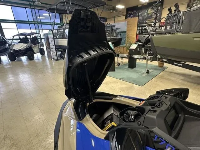 Slide: The Image of Sea-Doo Wake™ 170 BRP Premium Audio, iDF, iBR 2025 - 18