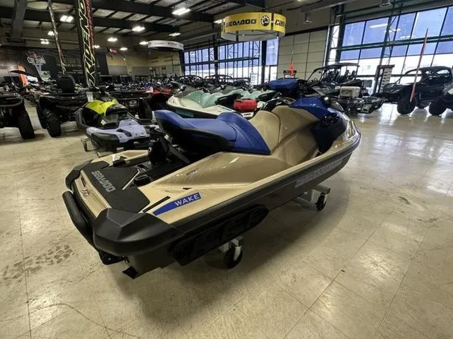 Slide: The Image of Sea-Doo Wake™ 170 BRP Premium Audio, iDF, iBR 2025 - 8