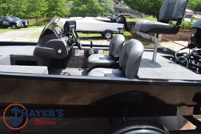 Slide: The Image of Tracker Pro 170 2023 - 24