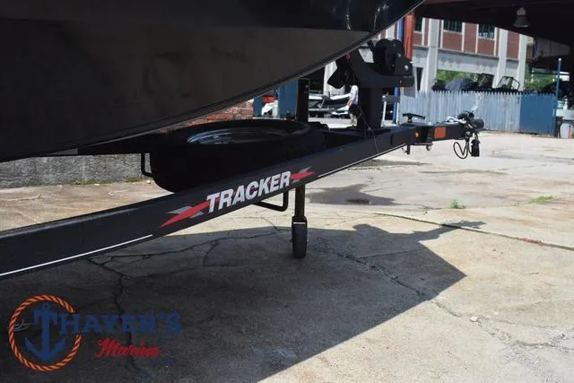 Slide: The Image of Tracker Pro 170 2023 - 4