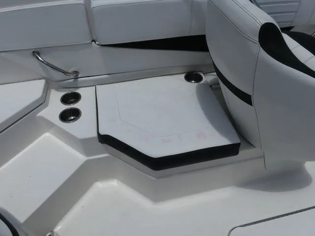 Slide: The Image of Sea Ray SPX 210 Outboard 2019 - 12