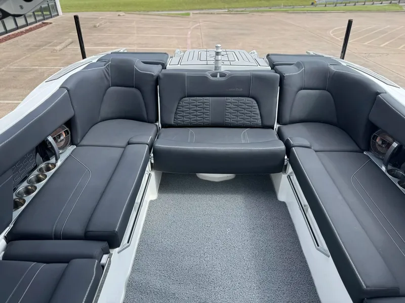 Slide: The Image of MasterCraft X24 2019 - 10