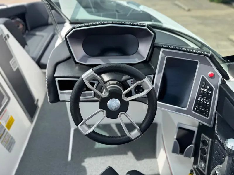 Slide: The Image of MasterCraft X24 2019 - 17