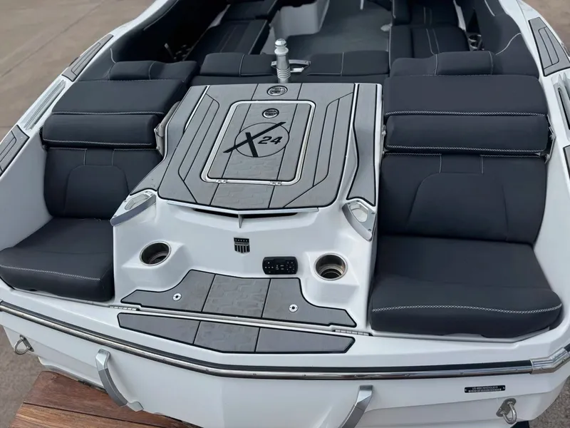 Slide: The Image of MasterCraft X24 2019 - 8