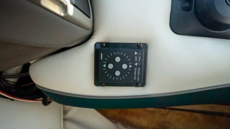 Slide: The Image of Crownline Boats 210 CCR 1998 - 101