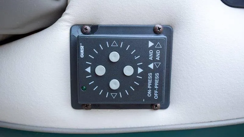 Slide: The Image of Crownline Boats 210 CCR 1998 - 43