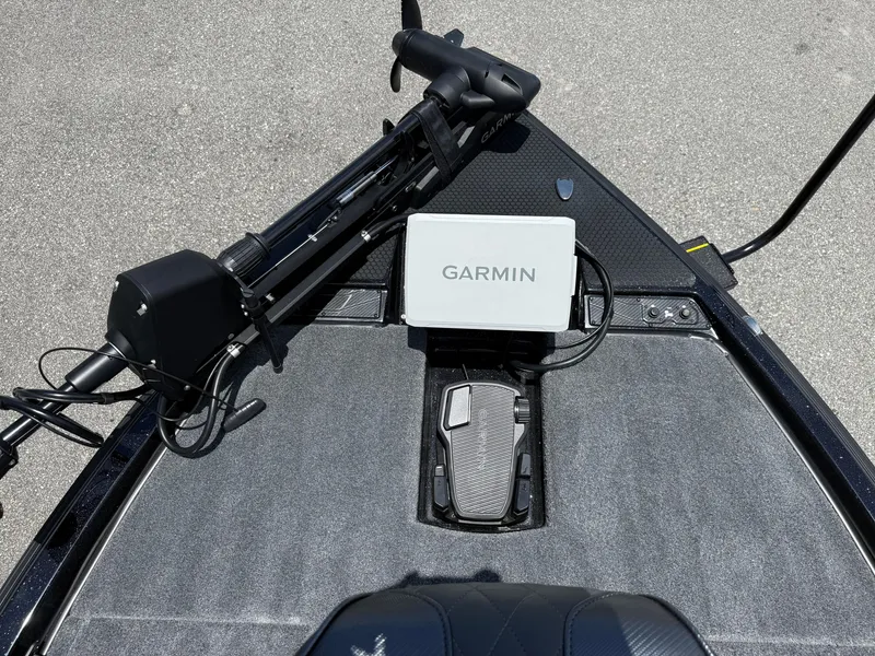 Slide: The Image of Trolling motor and Garmin device on 2026 Phoenix 920 ELITE X II boat deck. - 9