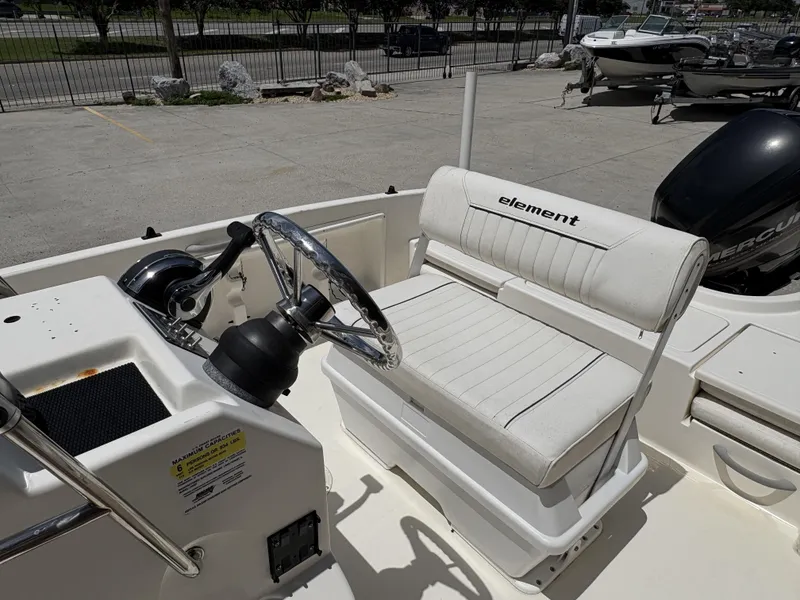 Slide: The Image of Bayliner Element 18 2016 - 4