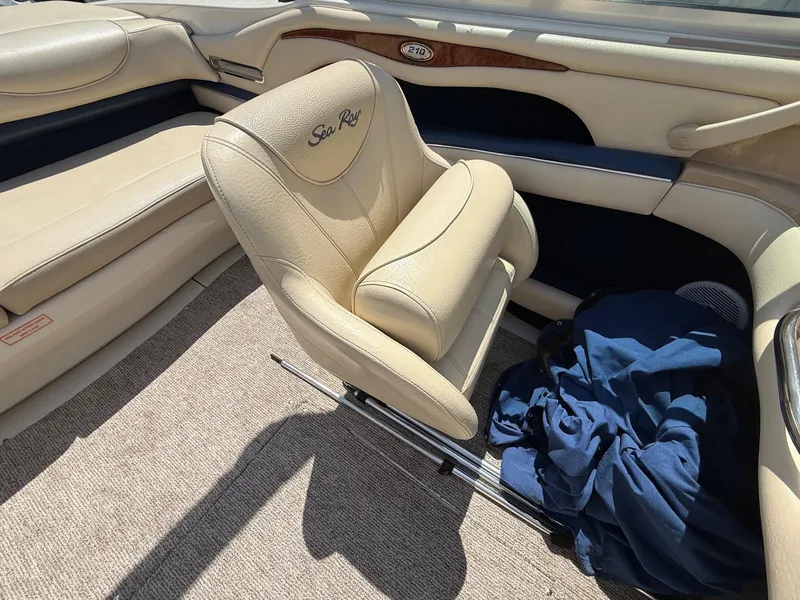 Slide: The Image of Sea Ray 210 Bow Rider 2000 - 17