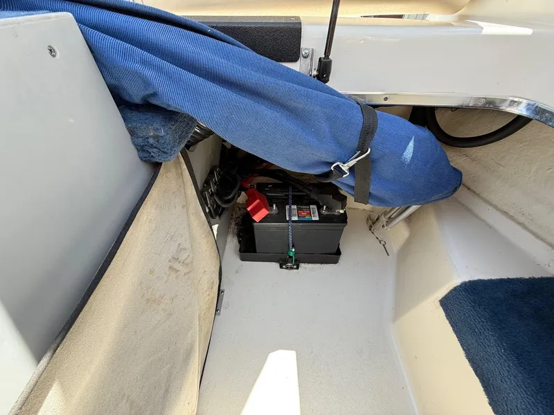 Slide: The Image of Sea Ray 210 Bow Rider 2000 - 24