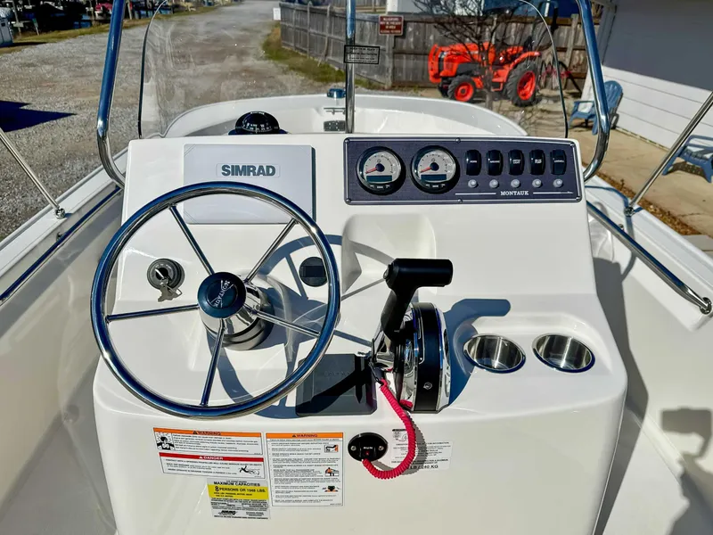 Slide: The Image of Boston Whaler 190 Montauk 2025 - 12