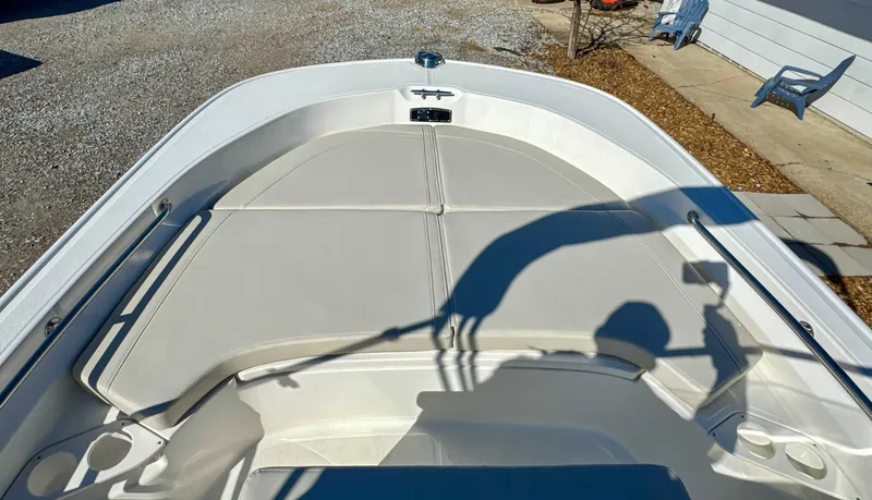 Slide: The Image of Boston Whaler 190 Montauk 2025 - 13