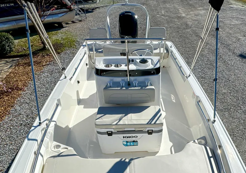 Slide: The Image of Boston Whaler 190 Montauk 2025 - 15