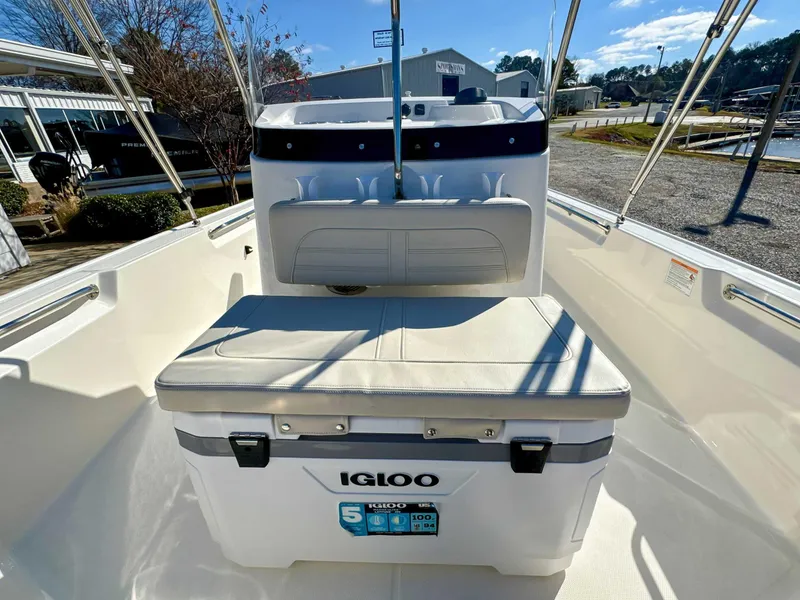Slide: The Image of Boston Whaler 190 Montauk 2025 - 16