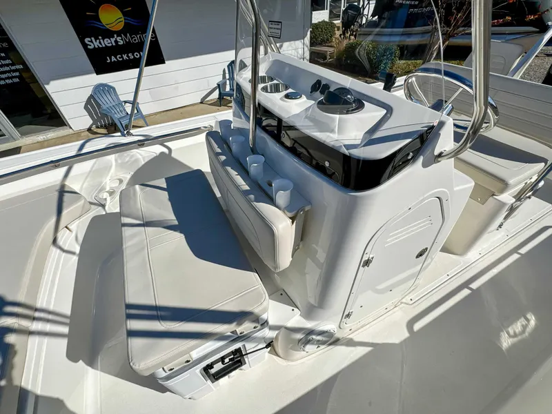 Slide: The Image of Boston Whaler 190 Montauk 2025 - 17