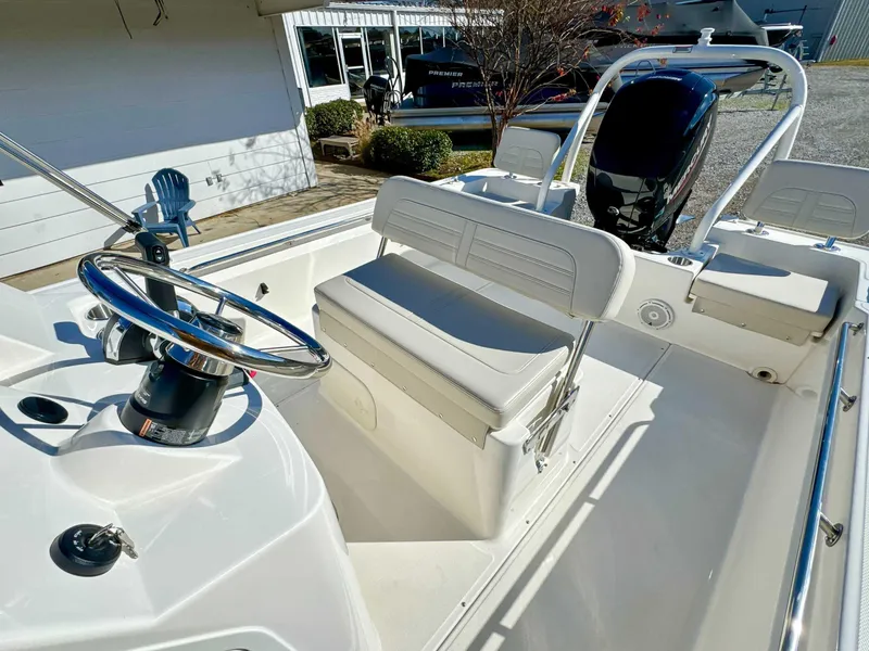 Slide: The Image of Boston Whaler 190 Montauk 2025 - 18