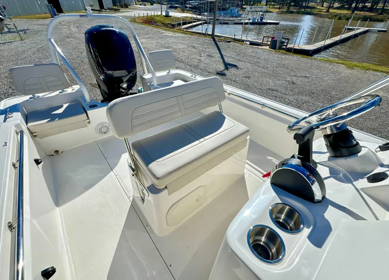 Slide: The Image of Boston Whaler 190 Montauk 2025 - 19
