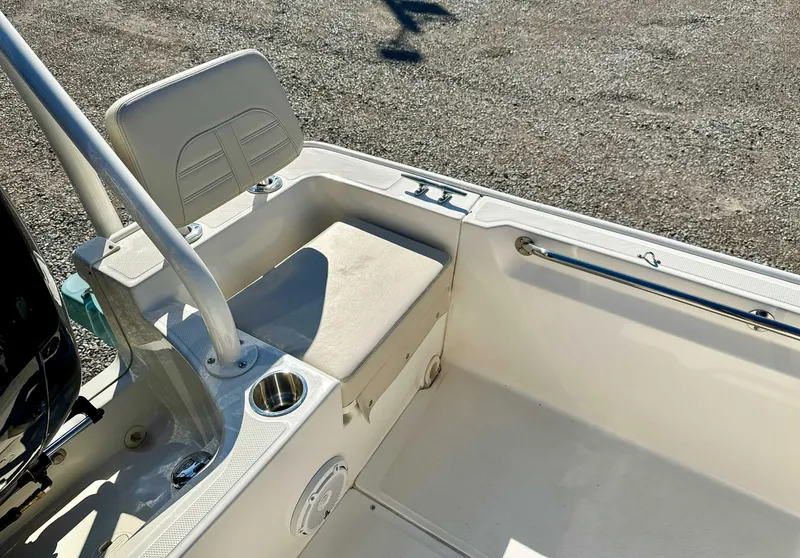 Slide: The Image of Boston Whaler 190 Montauk 2025 - 21