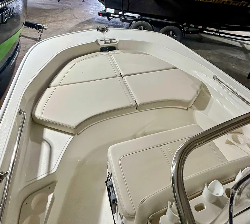 Slide: The Image of Boston Whaler 170 Montauk 2025 - 7