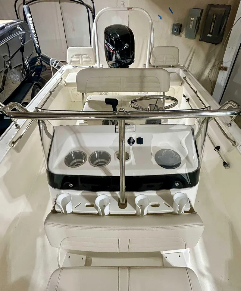 Slide: The Image of Boston Whaler 170 Montauk 2025 - 9