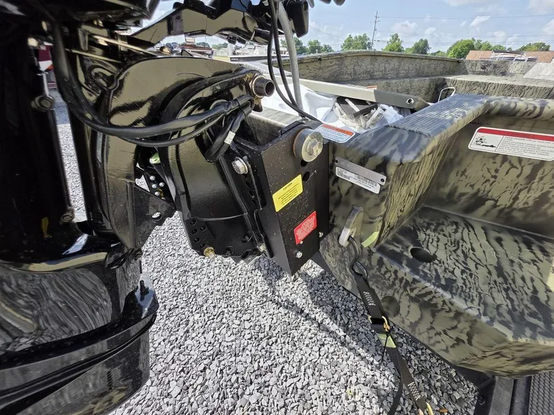 Slide: The Image of 2026 Tracker Grizzly® 1650 T Prairie Wings Edition boat motor mount detail. - 13