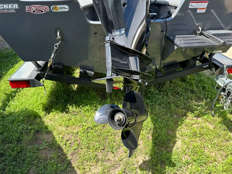 Slide: The Image of 2018 Tracker Pro Guide V-175 SC boat bow with trolling motor on sandy ground. - 19