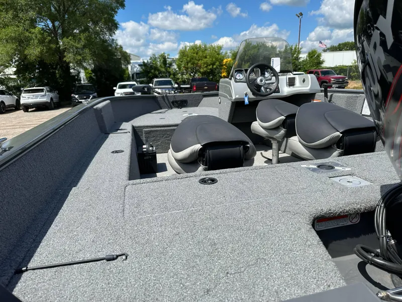 Slide: The Image of 2018 Tracker Pro Guide V-175 SC boat identification and emissions label. - 22