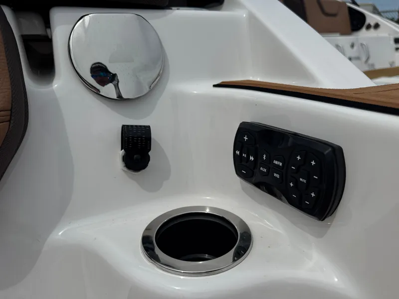 Slide: The Image of Control panel and cup holder on 2025 Yamaha Boats 252SD. - 3