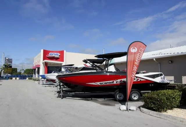 Slide: The Image of Yamaha Boats 252SD 2025 model displayed outside a dealership under a clear blue sky. - 39