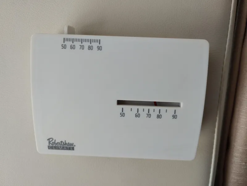 Slide: The Image of Thermostat on 2001 Bayliner 3488 Command Bridge Motoryacht, displaying temperature settings. - 27