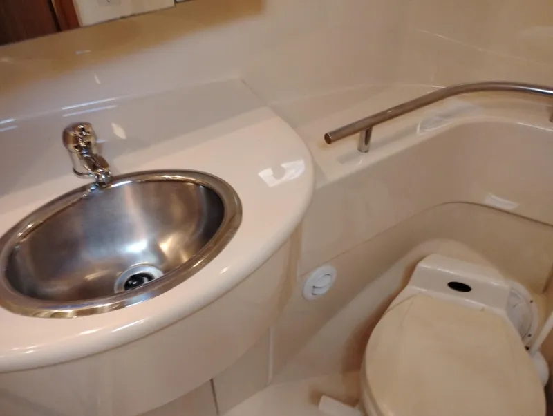 Slide: The Image of Bayliner 3488 Command Bridge Motoryacht 2001 - 50