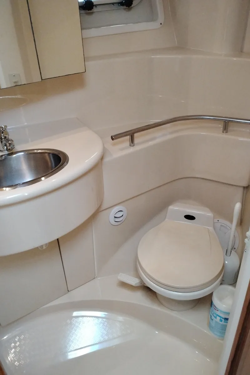 Slide: The Image of Bayliner 3488 Command Bridge Motoryacht 2001 - 55