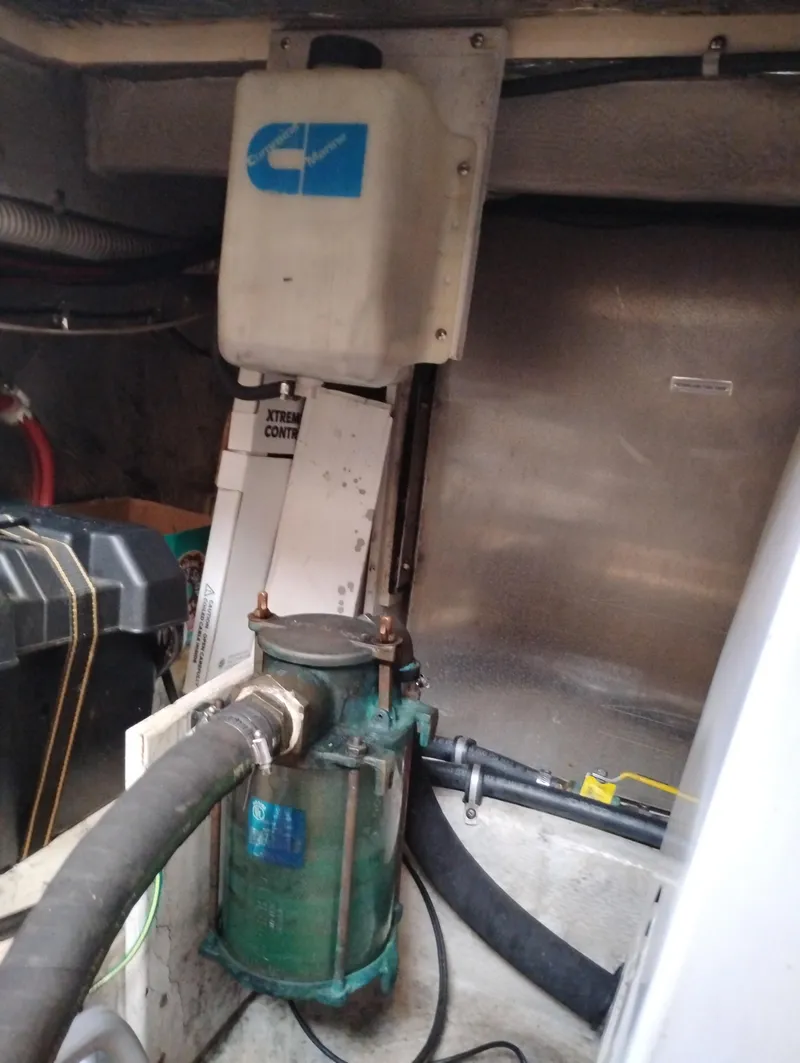 Slide: The Image of Bayliner 3488 Command Bridge Motoryacht 2001 - 66