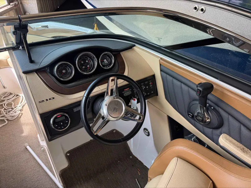 Slide: The Image of Sea Ray 210 SLX 2015 - 4