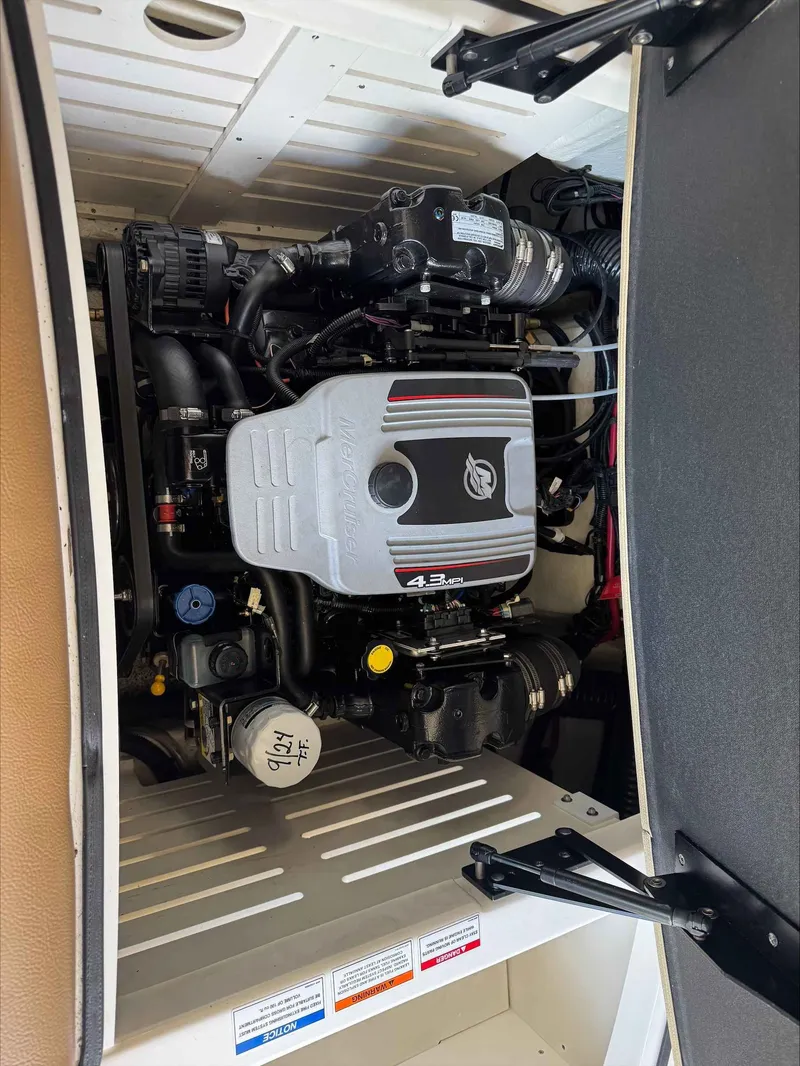 Slide: The Image of Sea Ray 210 SLX 2015 - 9