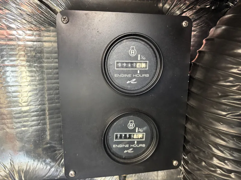 Slide: The Image of Engine hour meters on 1992 Sea Ray 400 EXPRESS boat, displaying usage hours. - 15