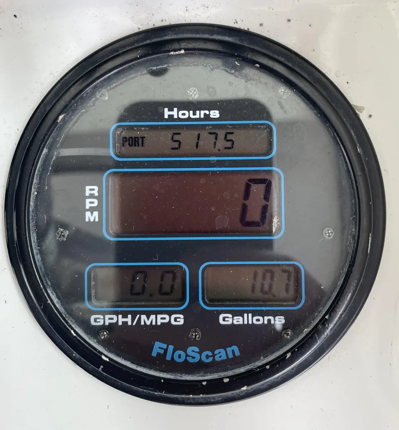 Slide: The Image of FloScan gauge displaying 517.5 hours, 0 RPM, 0.0 GPH/MPG, 18.7 gallons on Wellcraft 330 Coastal. - 31