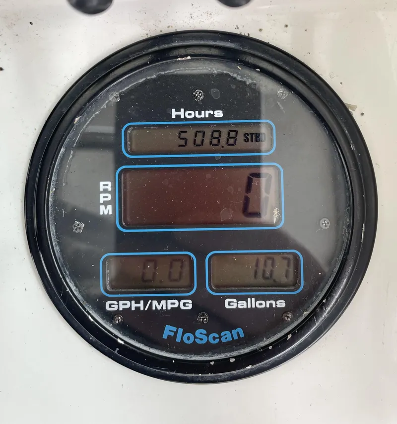 Slide: The Image of FloScan gauge displaying 5088 hours, 0 RPM, 0.0 GPH, 10.7 gallons on Wellcraft 330 Coastal. - 32
