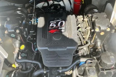 Slide: The Image of Engine of 2006 Sea Ray 220 Sundeck with MerCruiser 5.0 MPI. - 15