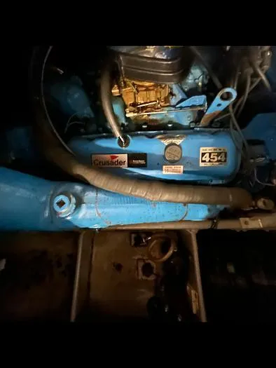 Slide: The Image of Engine of 1990 Carver 3257 MONTEGO with Crusader 454 V8, blue components visible. - 40