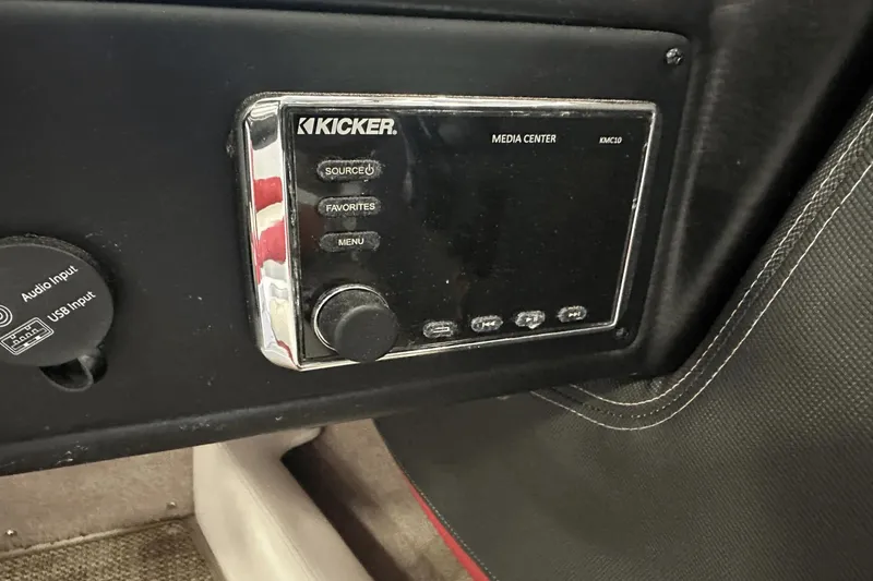 Slide: The Image of Crownline Boats 225 SS 2019 - 11