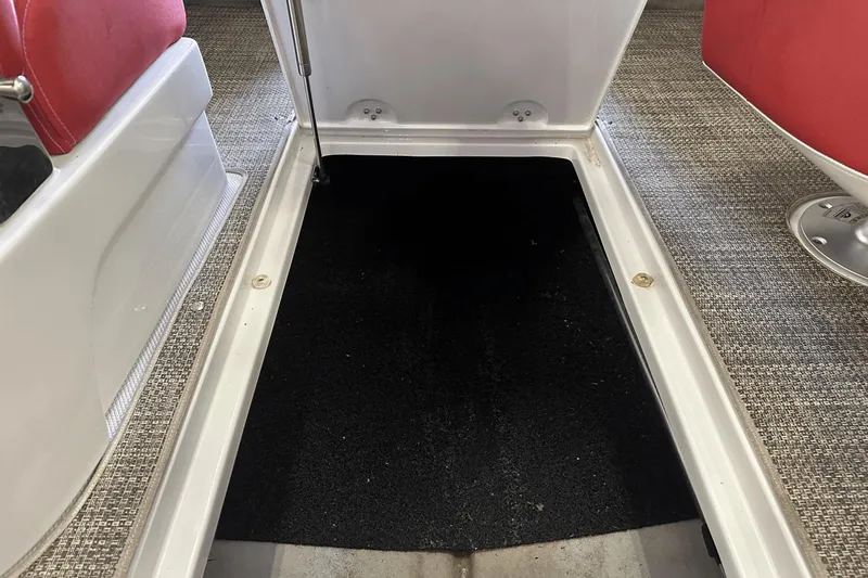 Slide: The Image of Crownline Boats 225 SS 2019 - 22