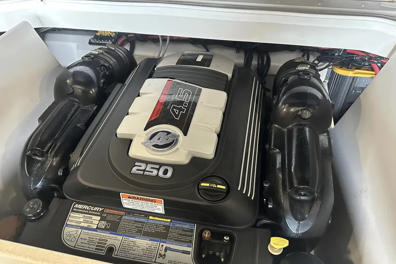 Slide: The Image of Crownline Boats 225 SS 2019 - 31