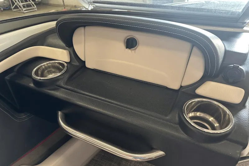 Slide: The Image of Crownline Boats 225 SS 2019 - 9