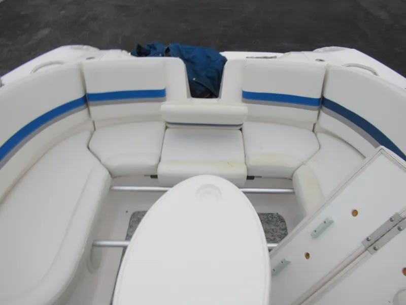 Slide: The Image of 2004 Yamaha Boats SX230 interior seating area with white and blue upholstery. - 19