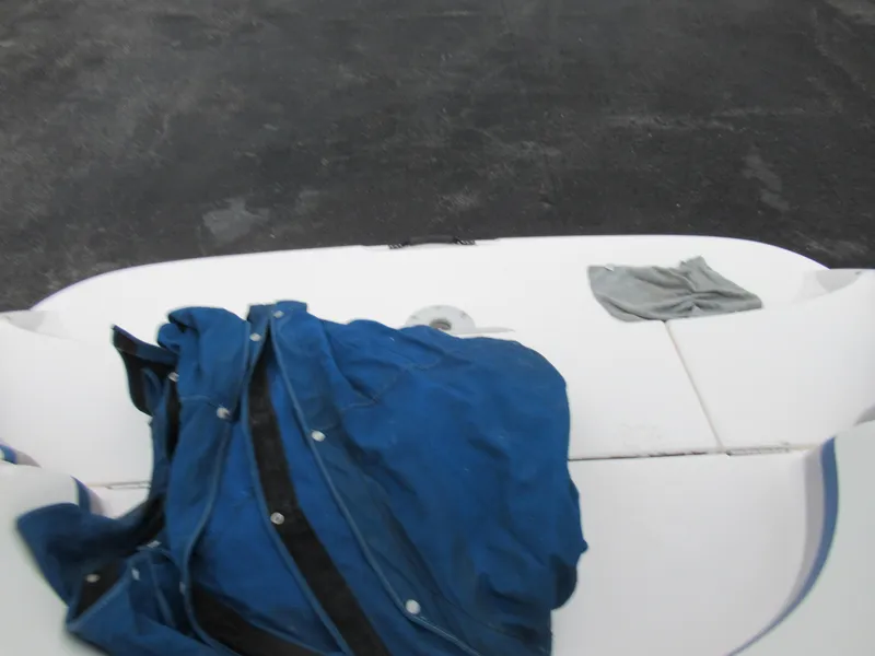 Slide: The Image of 2004 Yamaha Boats SX230 with blue and gray fabric on deck. - 21