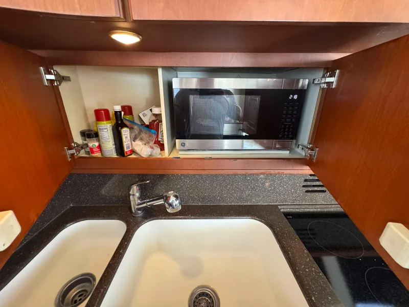 Slide: The Image of Silverton 48 Convertible 2004 - 25