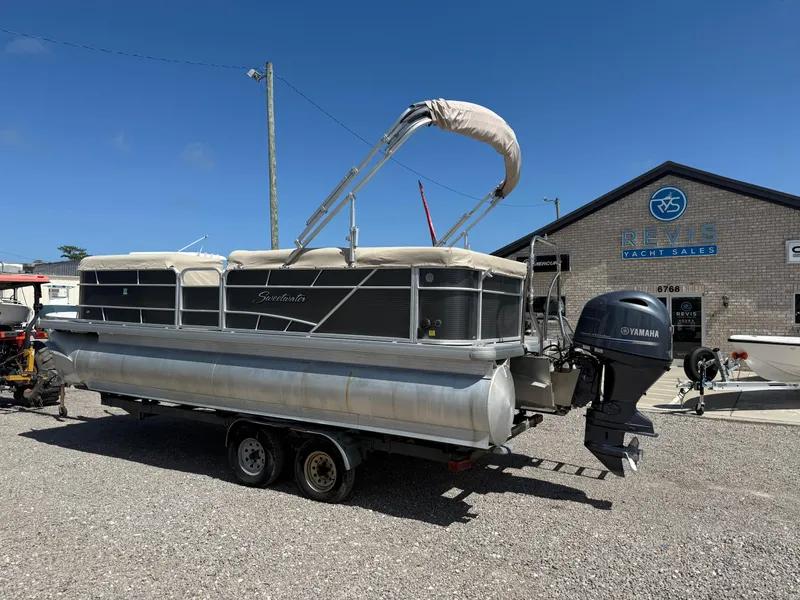 Slide: The Image of 2017 Sweetwater 2286 C pontoon boat on trailer at Revis Yacht Sales. - 3